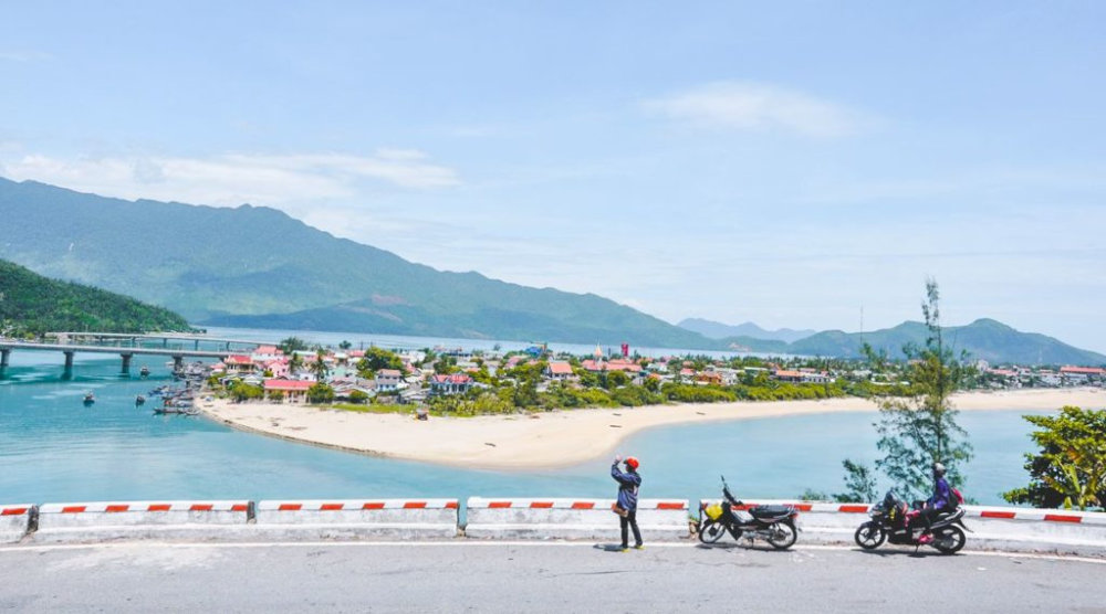 Bãi biển Lăng Cô là bãi biển công cộng và miễn phí